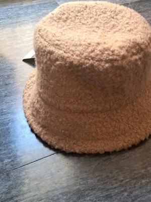 Wool hat new, beige, very elegant