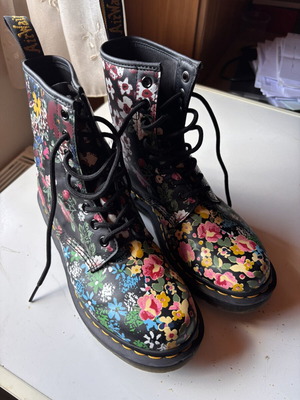 Dr. Martens boots with floral pattern like new, size 38