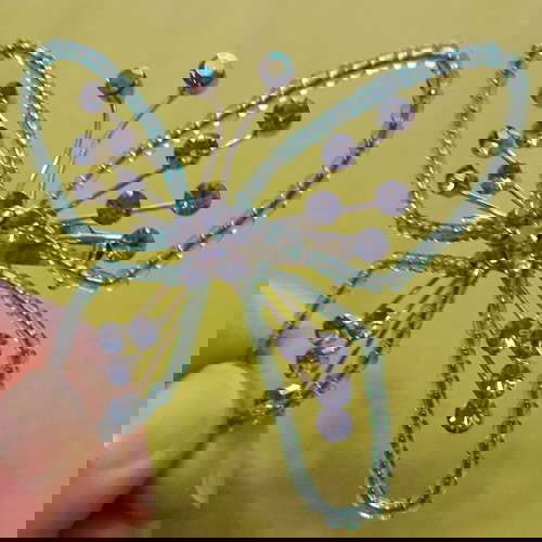 Καρφίτσα πεταλούδα μεταχειρισμένη σε γαλάζιες αποχρώσεις