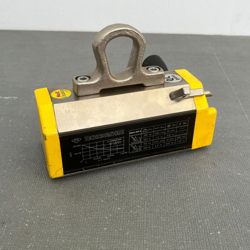 Max 300 lifting magnets with operating lever like new