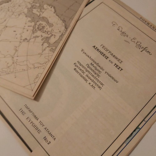 Geographical map 1982 like new with two inserts