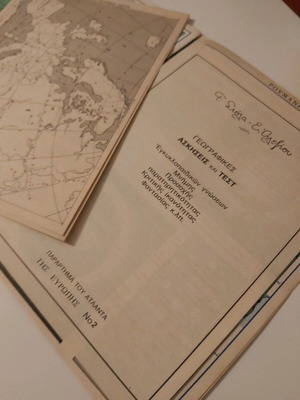 Geographical map 1982 like new with two inserts