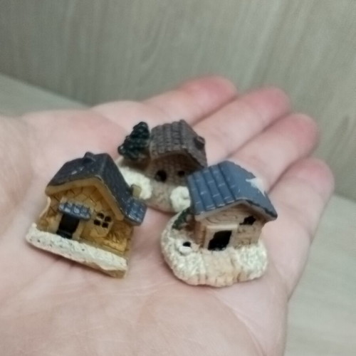 Miniature houses new, set of 3 pieces made of resin