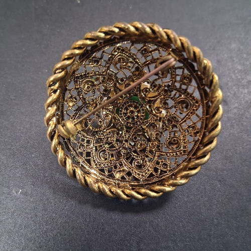 Vintage pin in like new condition
