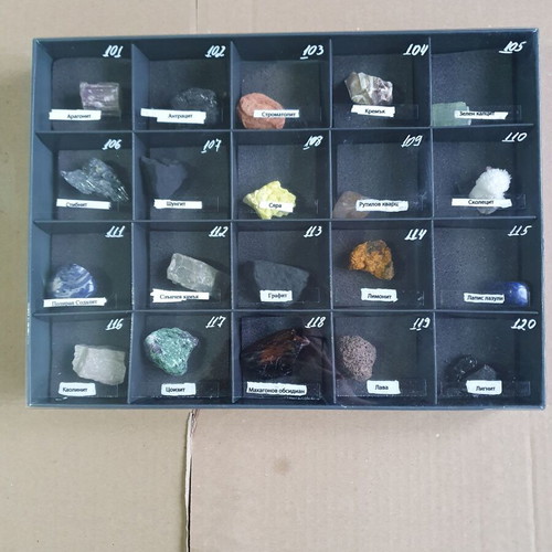 Minerals collection new, 140 pieces with all magazines