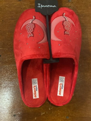 Adam’s winter slippers new, size 40, red with cat detail