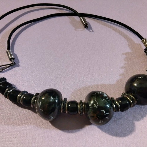 Jewelry set with black ceramic beads and handmade floral decoration, like new