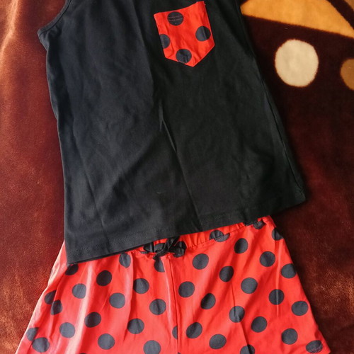 Summer pajamas like new, size large, black and red