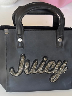 Τσάντα Juicy Couture χειρός μεταχειρισμένη, μαύρη με ασημί λεπτομέρειες