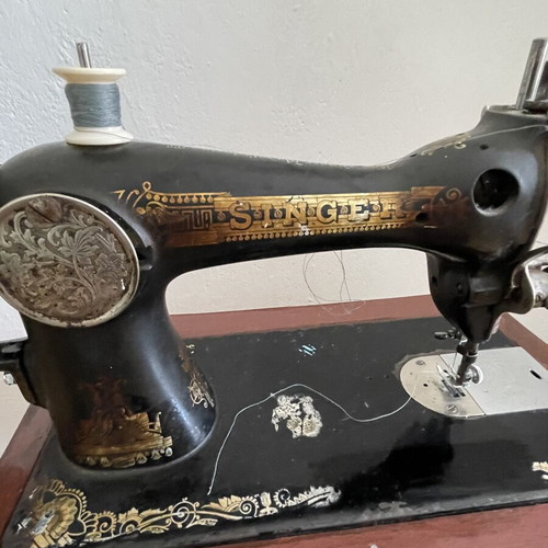 Singer sewing machine vintage used