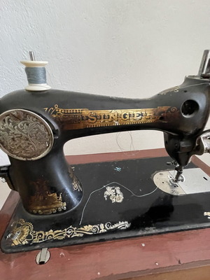 Singer sewing machine vintage used