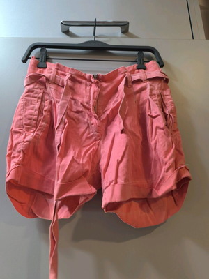 Naiba shorts like new, pink with pleats, size M
