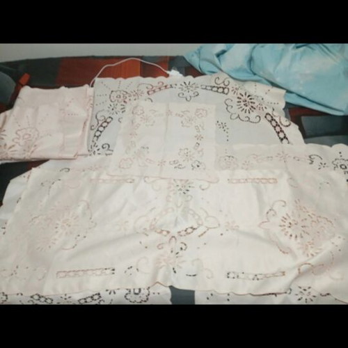 Complete table linen set with satin-like napkins new
