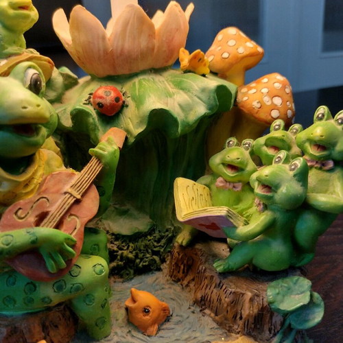 Table lamp used with decorative frog figurines