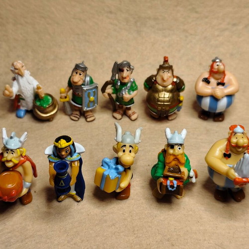 Rare collectible Asterix figures from Kinder set of 10 like new