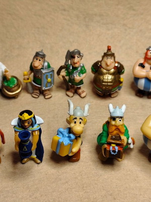 Rare collectible Asterix figures from Kinder set of 10 like new