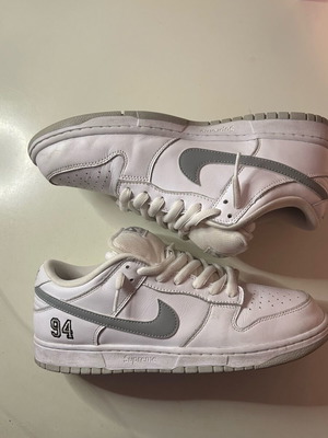 Nike x Supreme SB Dunk Low sneakers like new, size 44, white
