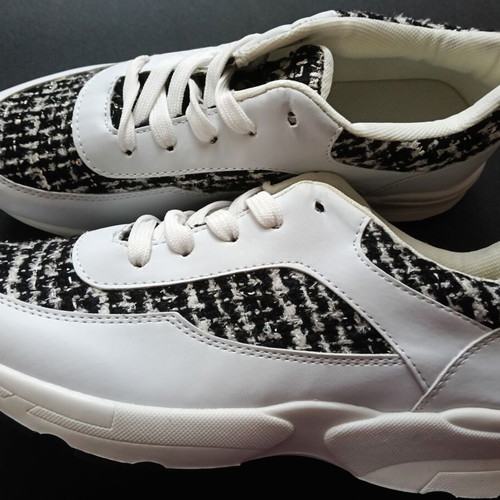 Creamberry’s women's athletic shoes new, white with black details, size 40
