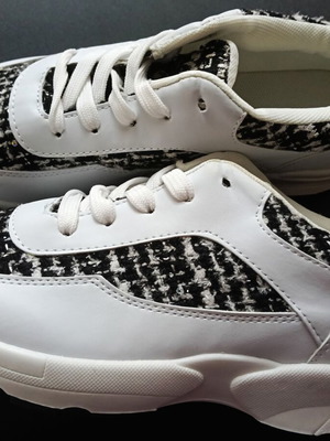 Creamberry’s women's athletic shoes new, white with black details, size 40