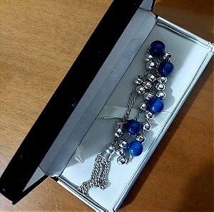 Κομπολόι ασημένιο με μπλε χάντρες-ημιπολύτιμους λίθους αχάτης 12mm και ασημένιες χάντρες 10mm, μήκος 25 cm,, σε θήκη δώρου.