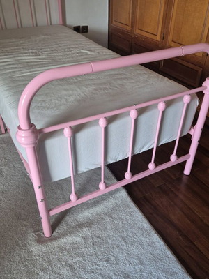 Metal single bed pink like new 90x200 cm