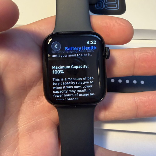 Apple Watch SE 3 44mm (2025) Midnight with accessories