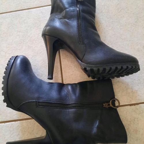 Leather ankle boots size 40 like new, black