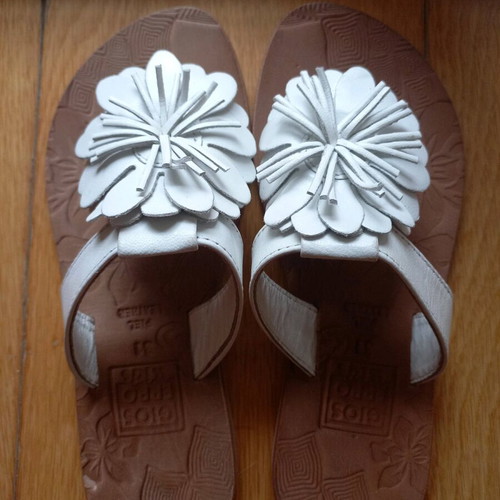 Gioseppo Kids sandals white leather like new size 31