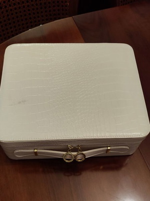 Βαλιτσάκι μακιγιάζ Estée Lauder vintage λευκό μεταχειρισμένο