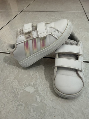 Adidas αθλητικά για κοριτσάκι μέγεθος 25 μεταχειρισμένα, άσπρα