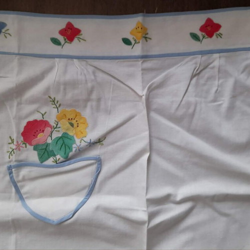 Set of three aprons with flowers and pockets, new, white and pink