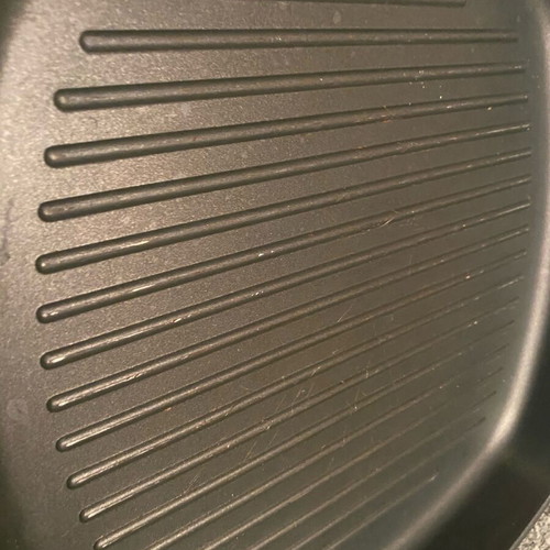 Grill frying pan ridges with adjustable handle used