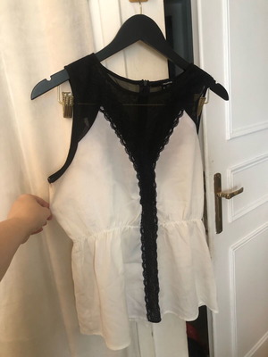 Women's sleeveless black and white blouse with lace like new