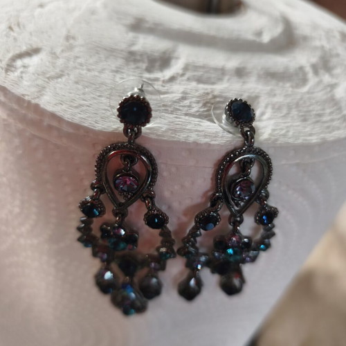 Earrings like new with perfect design, silver color