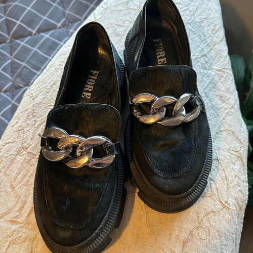 Fiore Collection women's black moccasins with silver chain, size 38