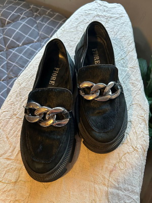 Fiore Collection women's black moccasins with silver chain, size 38