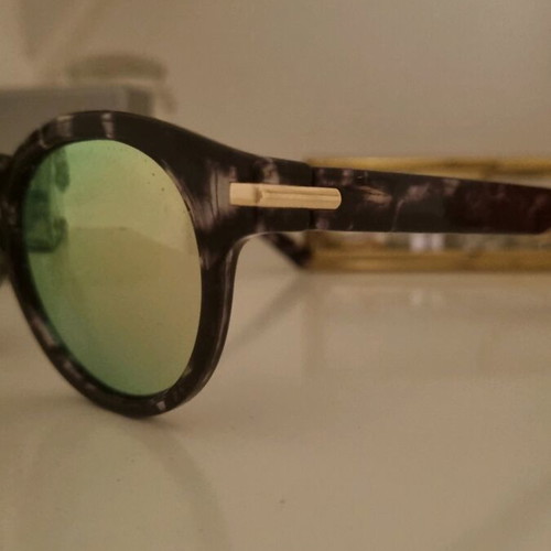 Sunglasses used with mirror lenses and black-white tortoiseshell frame