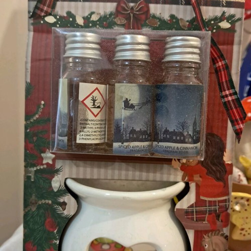 Aromatherapy oil burner set new, with 3 spiced apple and cinnamon oils