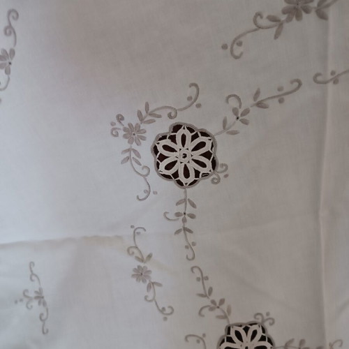 Embroidered Rotonda tablecloth like new, 80 cm diameter