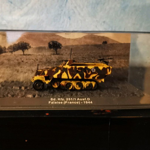 WWII tanks 1/72 scale with magazine like new