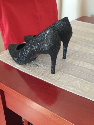Shiny pumps like new, size 39, black