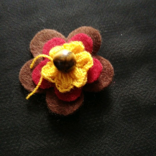 Flower brooch like new