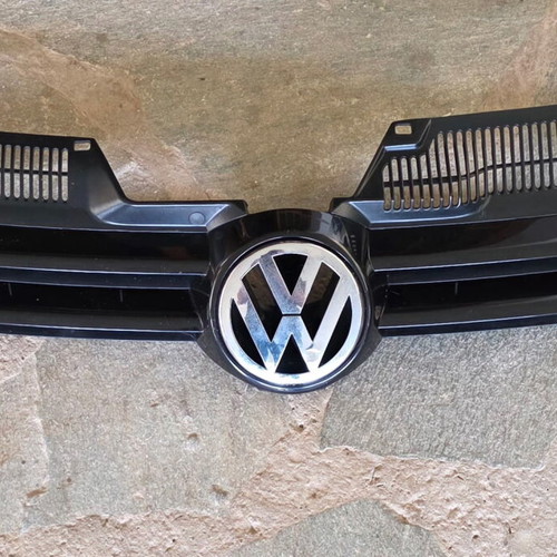 Golf 5 grille used with emblem black metallic