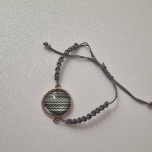Adjustable bracelet like new, gray strap