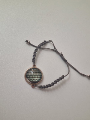 Adjustable bracelet like new, gray strap