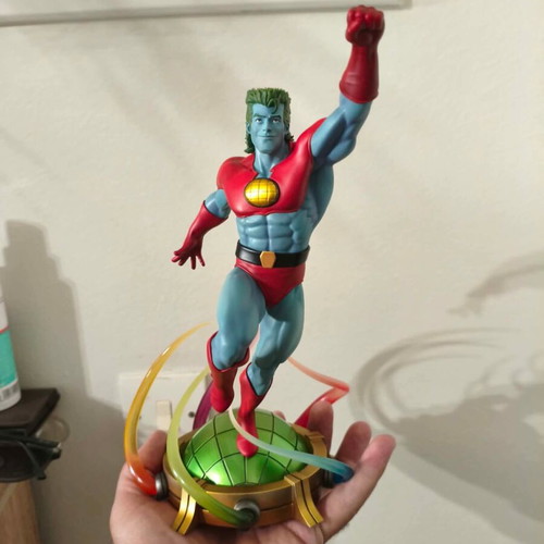 Captain Planet Iron Studio 1/10 figure like new with box