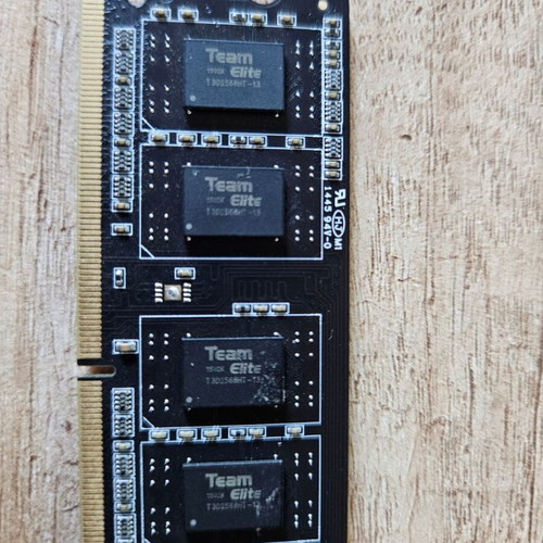 Team Group TED3L2GM1333C9-SBK 2GB SoDIMM memory like new