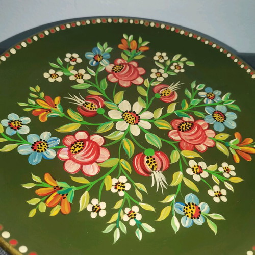 Ceramic decorative plate used with floral designs 18 cm