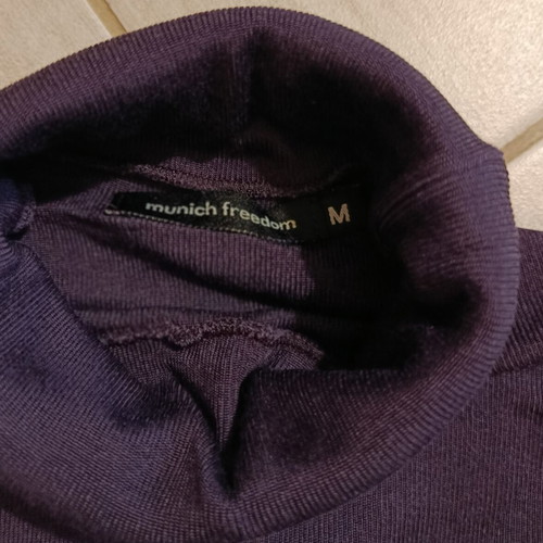 Women's turtleneck blouse purple size M like new