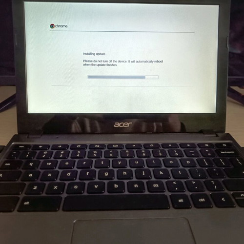 Acer Chromebook C720 laptop with mouse, 11.6 inch, 2GB RAM, 16GB SSD, 128GB SD